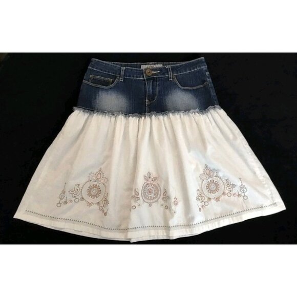 YMI Skirt Embroidered Flower Cotton Denim Blue  White Juniors Size 7 Spandex - Picture 1 of 11